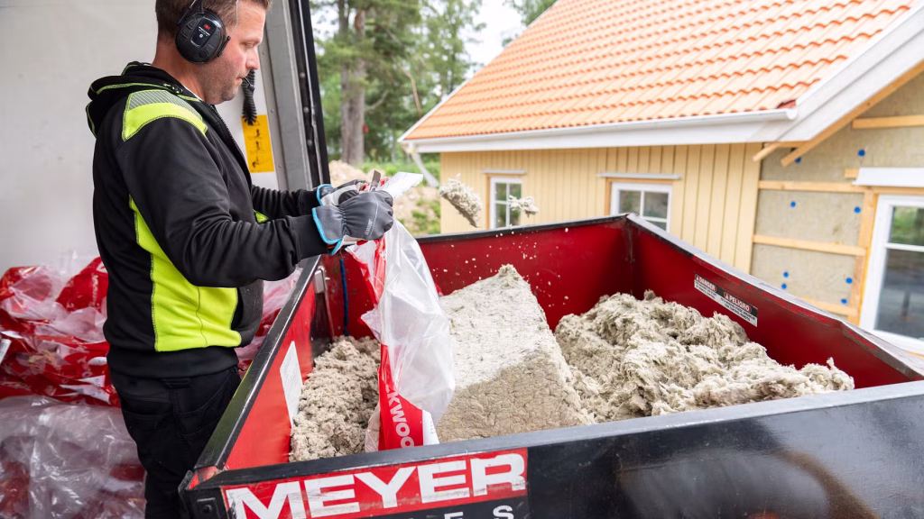 Uusi puhallusvillaeriste ROCKWOOLilta – Nopeampi asennus, vähemmän kuljetuksia ja alemmat energiakustannukset