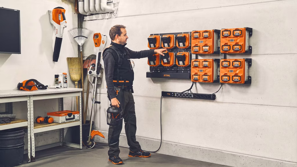 STIHL lanseeraa latauksenhallintalaitteen CM 10 – tehokasta latausta jopa 40 akulle