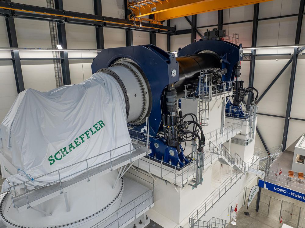 The heart of the facility in Lindø is the 560-ton test load unit. It is 16 meters long, 9 meters wide, and more than 8 meters high. It was specifically developed by the three project partners to simulate the extreme loads that the rotor bearing arrangements of wind turbines are subjected to on land and, most importantly, on the high seas.
